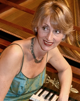 Linda Nicholson, harpsichord, clavichord and fortepiano